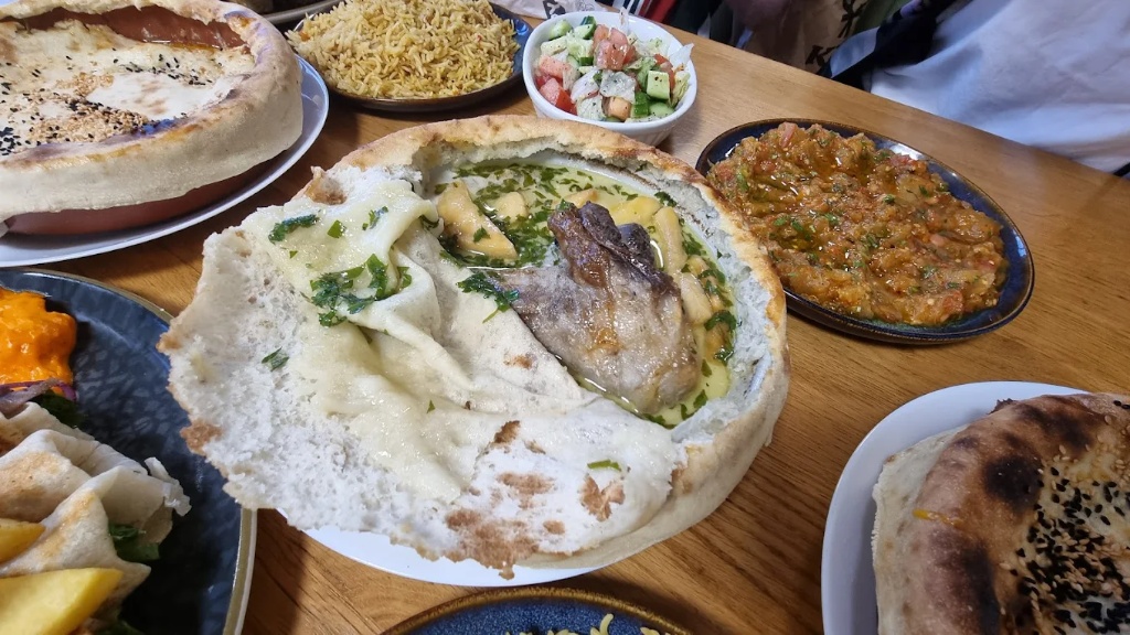 Fatteh – Brot-Tontopf mit Lamm & Gewürzen