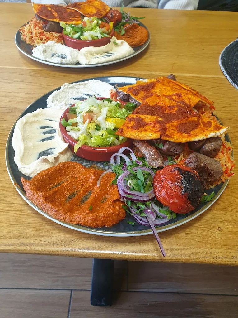 Grillteller mit Hummus, Muhammara & Lahmacun
