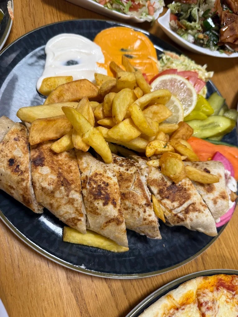 Hähnchen-Shawarma-Wrap mit Pommes