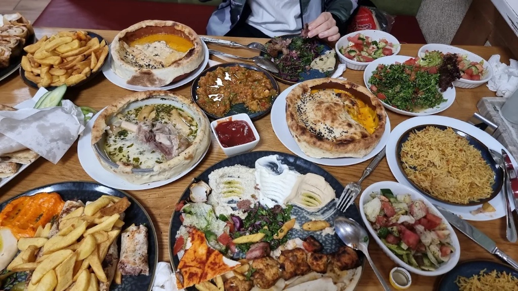 Großer Tisch mit Fatteh, Meze & Beilagen